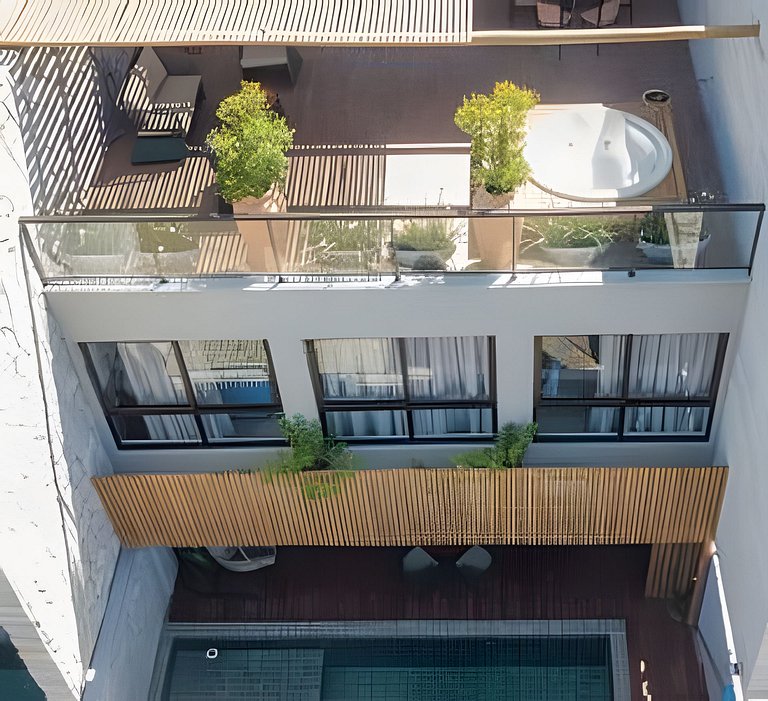 Three-story house with 3 en-suite bedrooms, swimmi