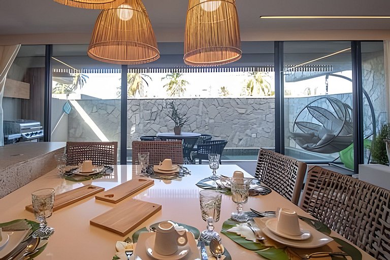 Three-story house with 3 en-suite bedrooms, swimmi