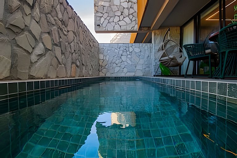 Three-story house with 3 en-suite bedrooms, swimmi