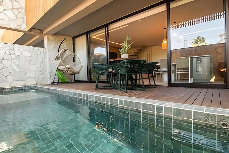 Three-story house with 3 en-suite bedrooms, swimmi