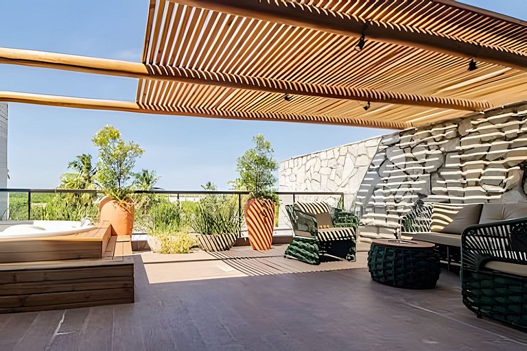 Three-story house with 3 en-suite bedrooms, swimmi