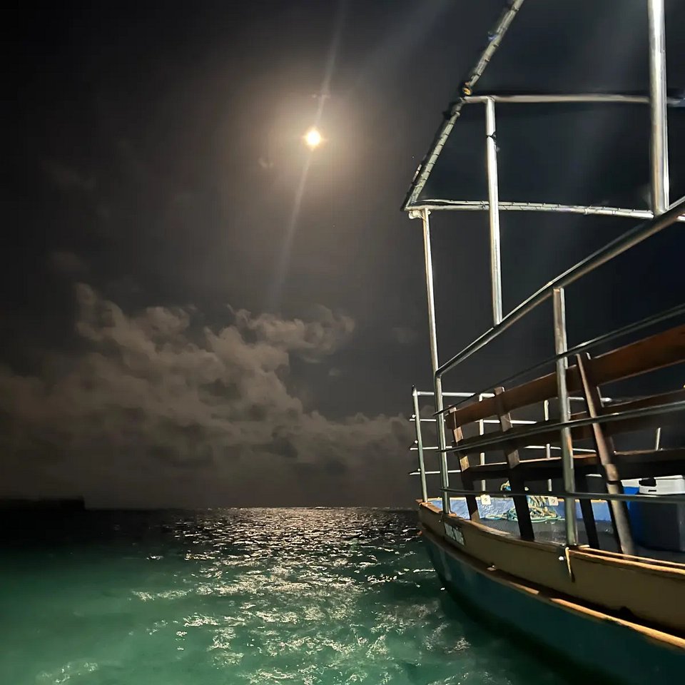 Banho de lua nas piscinas naturais da Ponta Verde